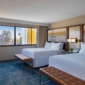 Queen Room Tub Mobility Accessible